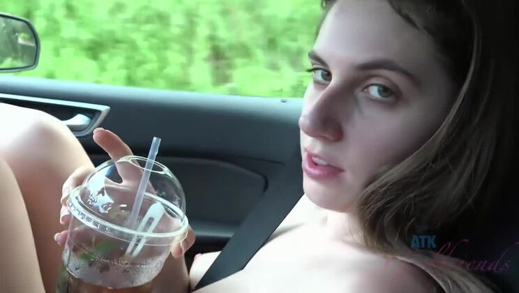 Niki Snow in Outdoor POV: Flashing and Amateur Fun