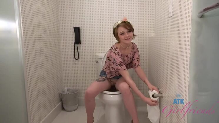 Girlfriends Peeing Clips - A Great Amateur Collection!
