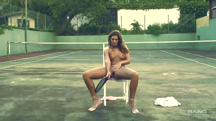 [BANG.com] - Hannah Hunter's Outdoor Solo with Tennis Racket and Toys - Hannah Hunter