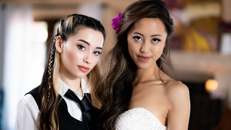  Asian Lesbians Get Down to Business 