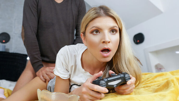Gamer Girl Gets Focused