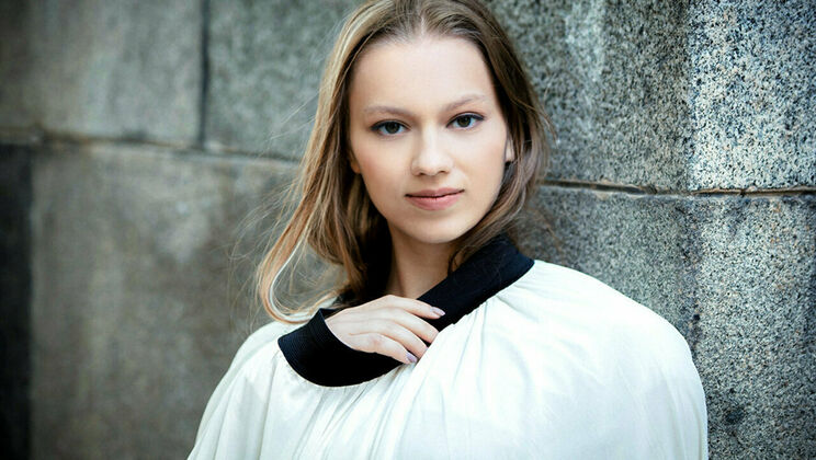 Mia Split's Shaved Pussy and Outdoor Fun