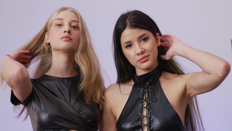 Hot Stepsisters in a Deepthroat Session